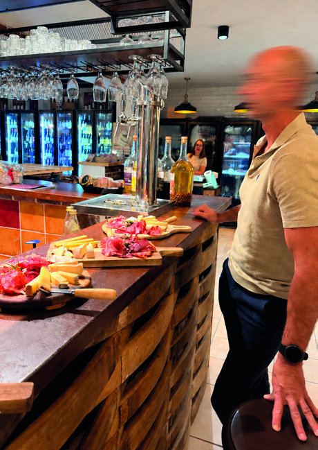 Le comptoir et le service à La Maison des Gourmands