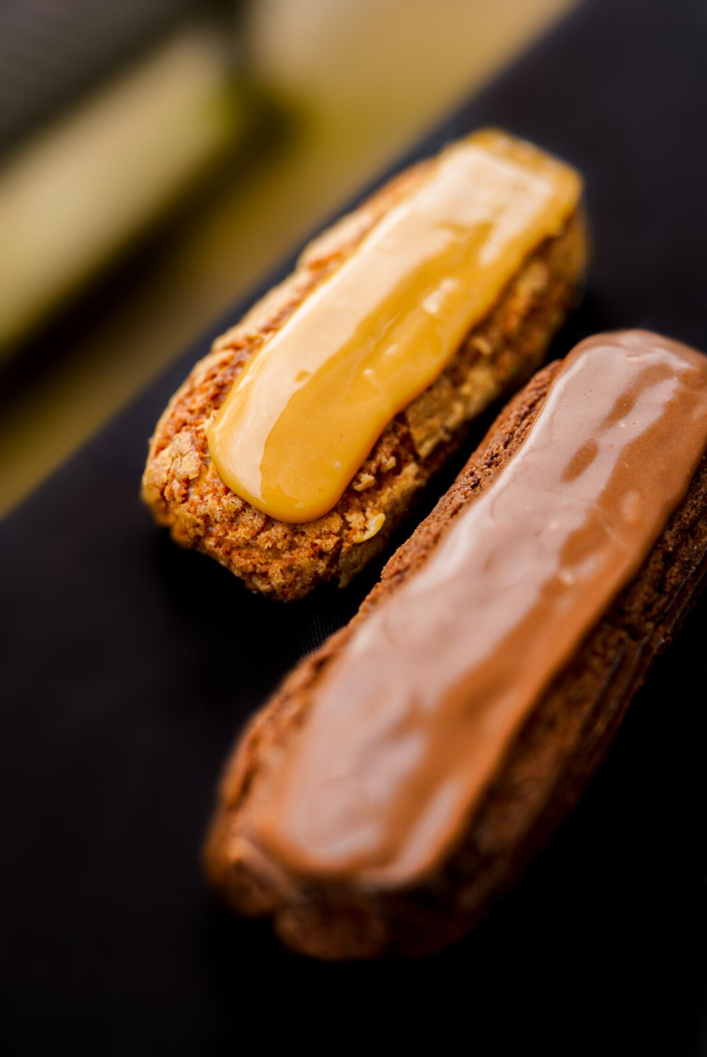 Deux éclairs aux glaçages différents